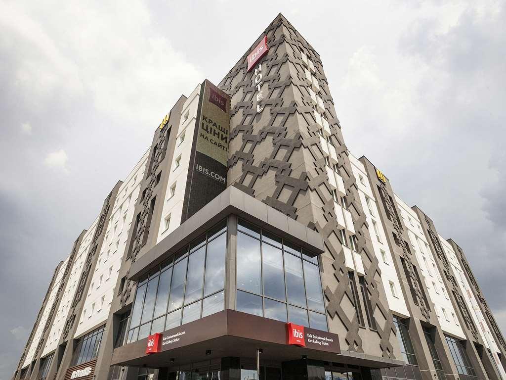 Ibis Kyiv Railway Station Hotell Exteriör bild