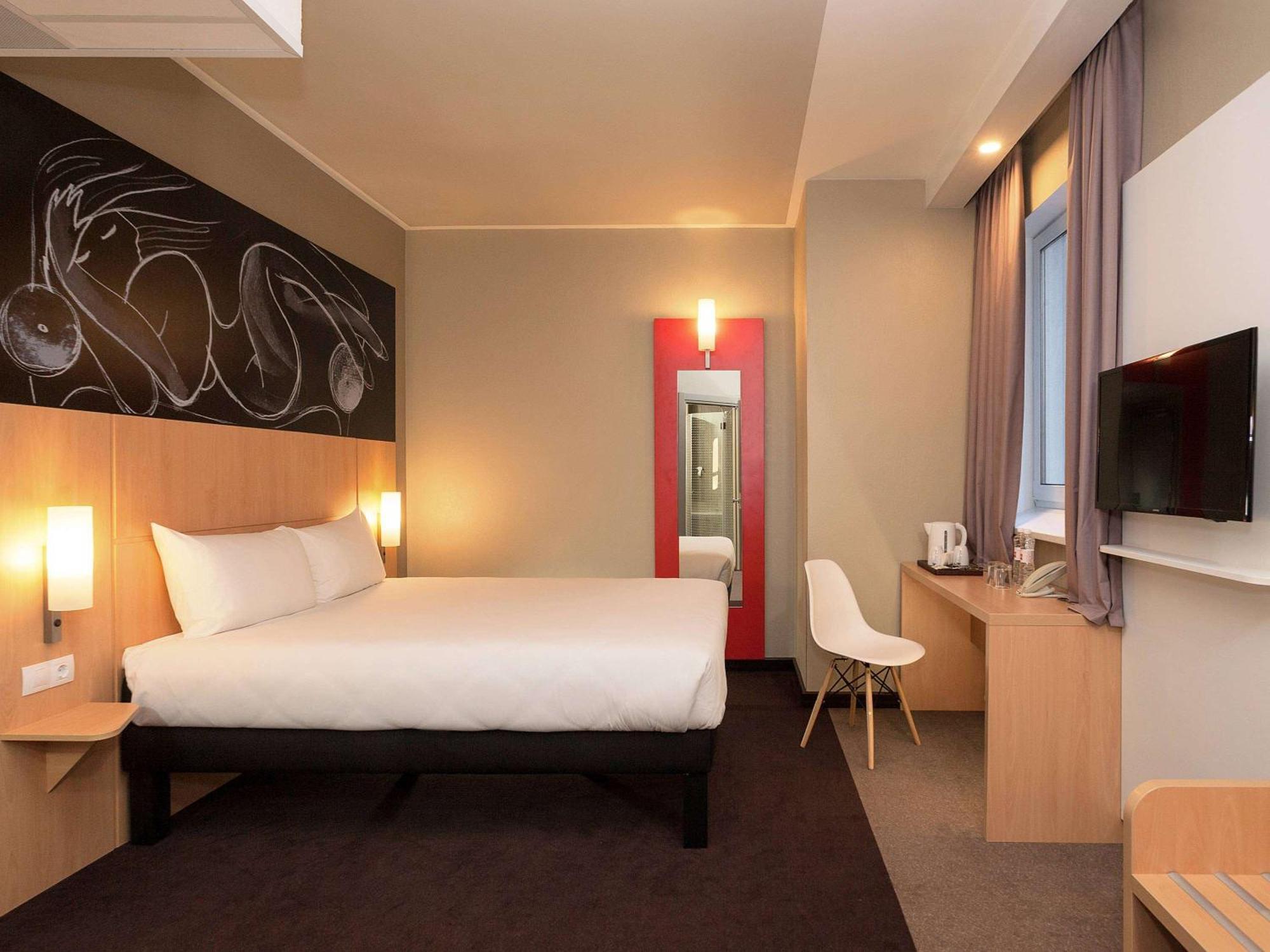 Ibis Kyiv Railway Station Hotell Exteriör bild